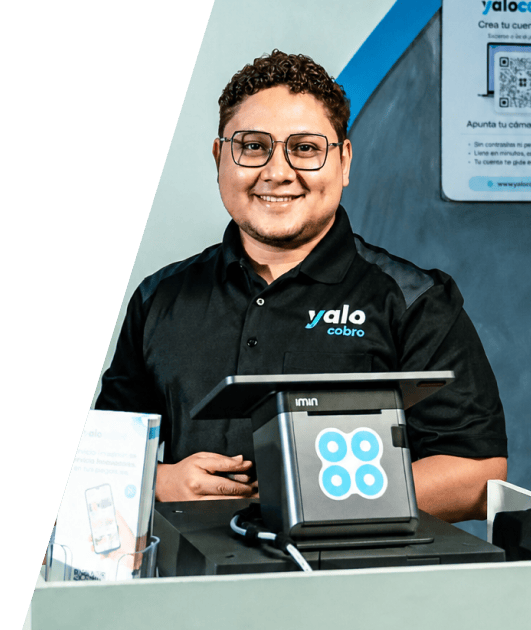 Persona usando Yalo Cobro en su negocio