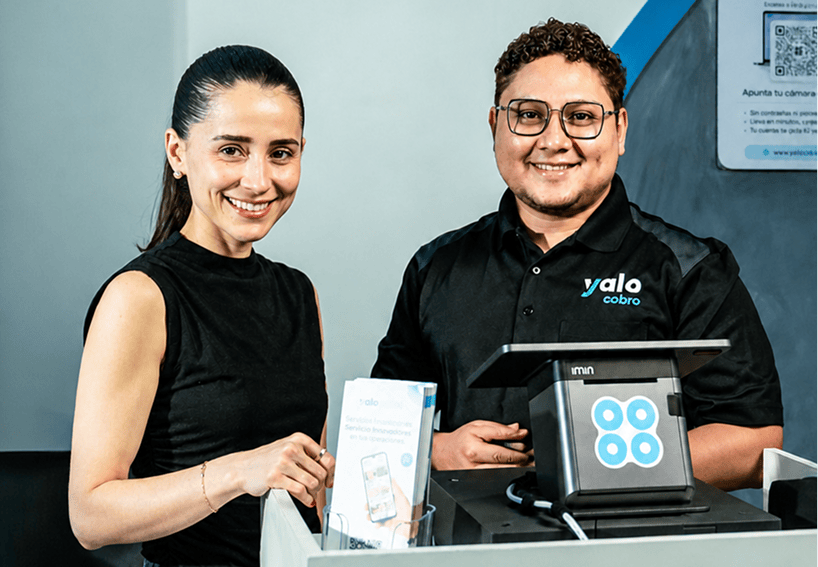 Persona usando Yalo Cobro en su negocio