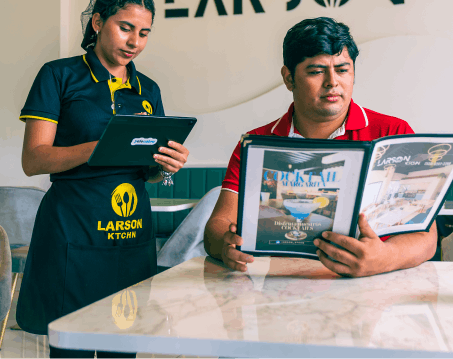 Mesera tomando la orden desde una tablet