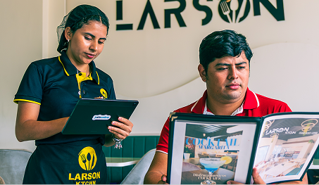 Mesera tomando el pedido de un cliente con una tablet