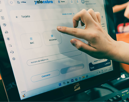 Cliente pagando con tarjeta en la pantalla táctil del punto de venta Yalo Cobro