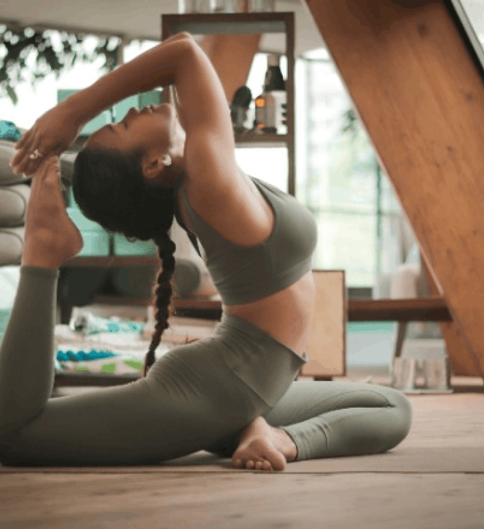 Mujer haciendo una postura de yoga en un estudio