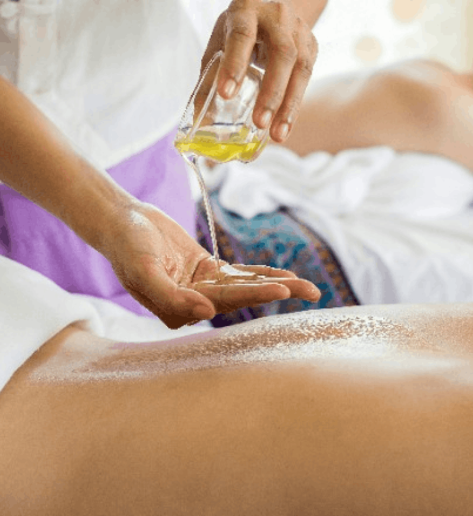 Terapeuta aplicando aceite en un masaje de spa