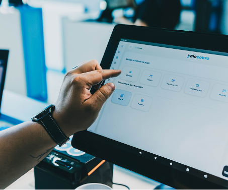 Cliente seleccionando el método de pago en la pantalla del punto de venta