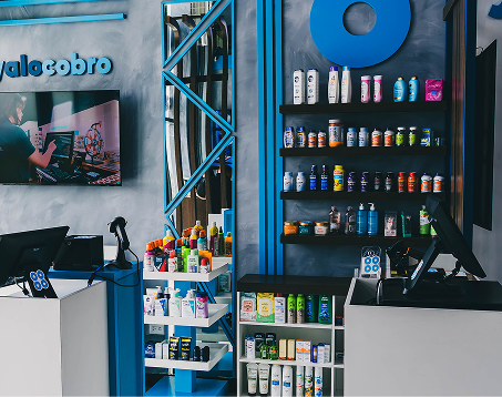 Mostrador de una tienda equipado con Yalo Cobro y estantes de productos